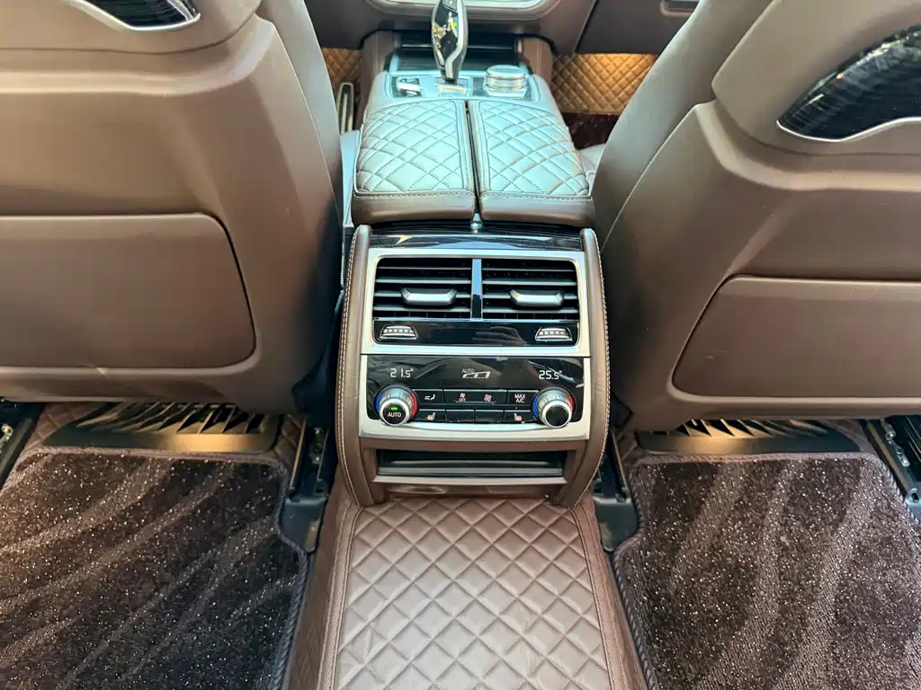 BMW 7 Series — миниатюра 17