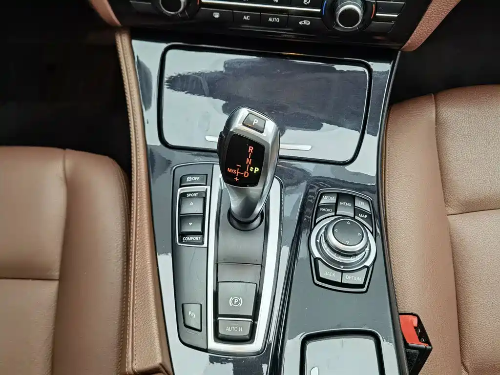 BMW 5 Series — миниатюра 13