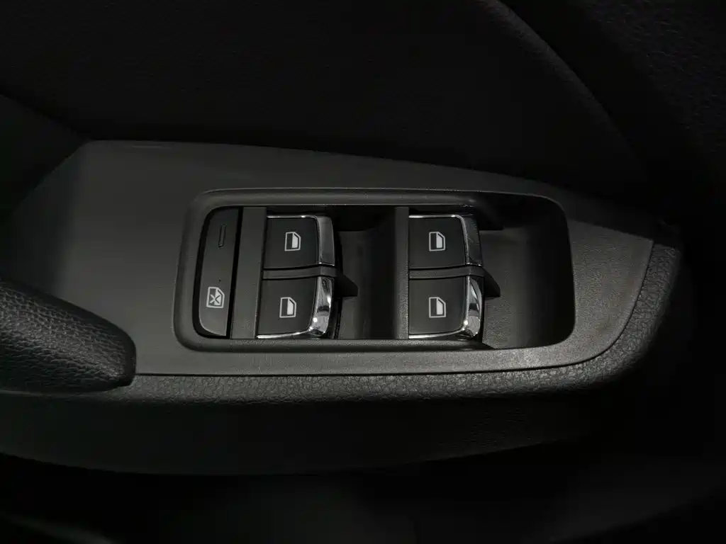 Roewe RX5 New Energy — миниатюра 9