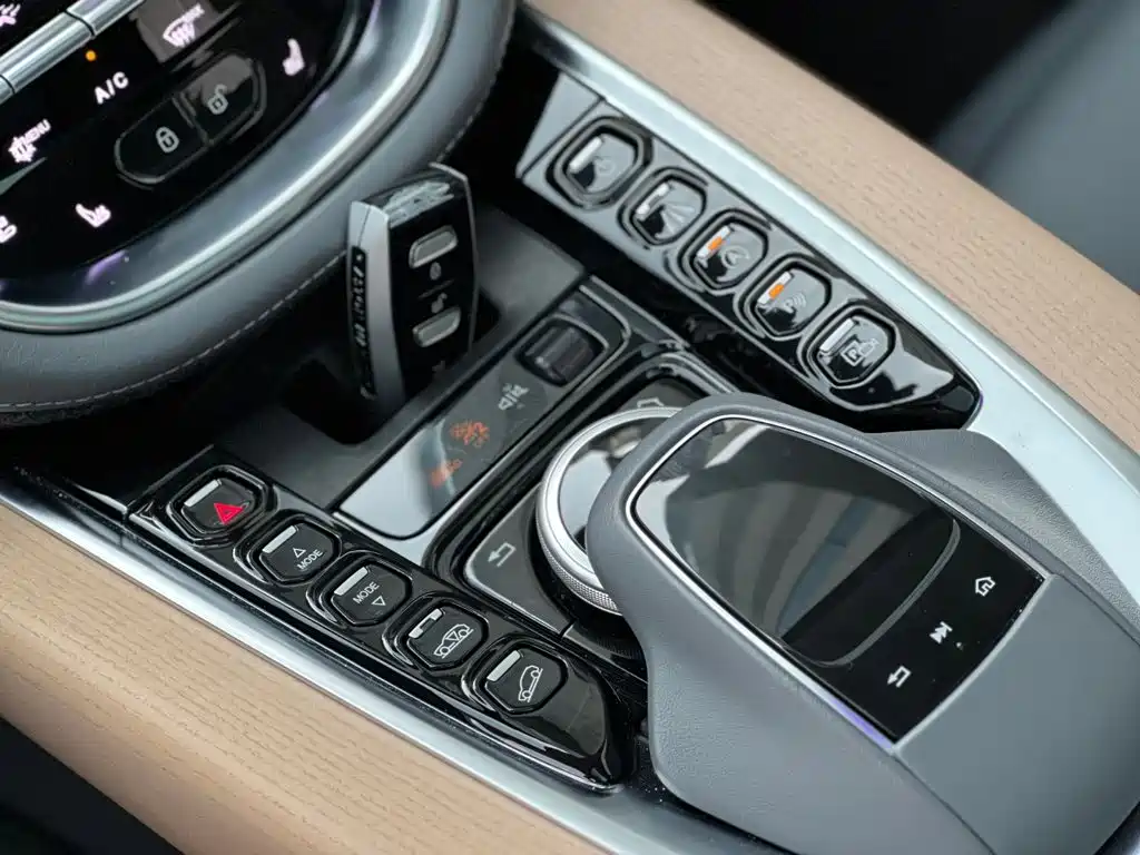Aston Martin DBX — миниатюра 19