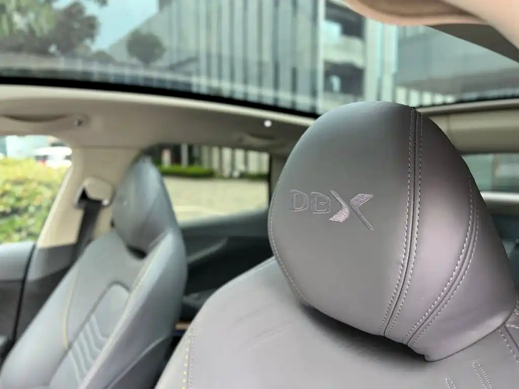 Aston Martin DBX — миниатюра 12