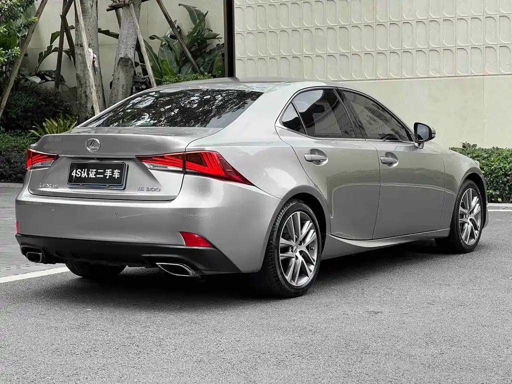 Lexus IS 2017 300 Lead