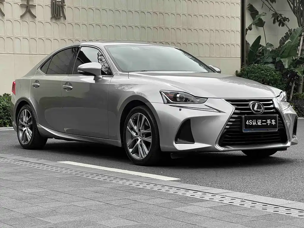 Lexus IS 2017 300 Lead