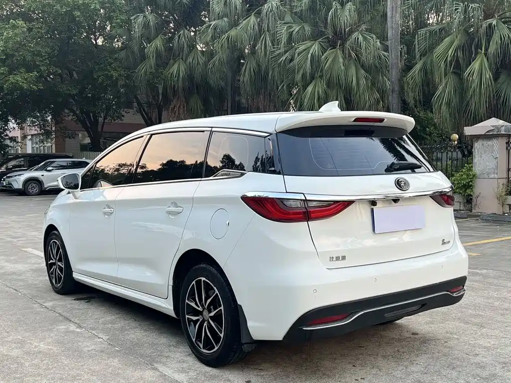 BYD MAX — миниатюра 9