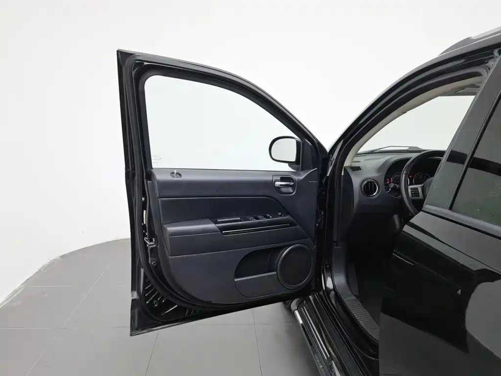 Jeep Compass (Import) — миниатюра 8