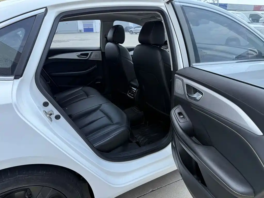Roewe i6 MAX New Energy — миниатюра 15