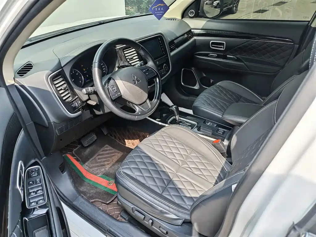 Mitsubishi Outlander - фото 7