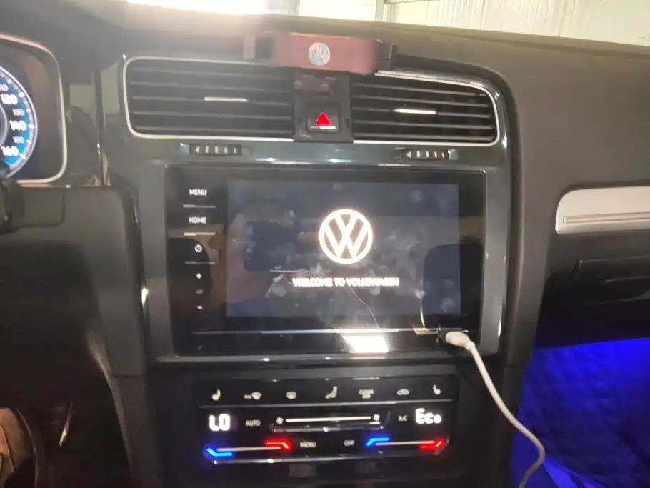 Volkswagen Golf EV — миниатюра 13