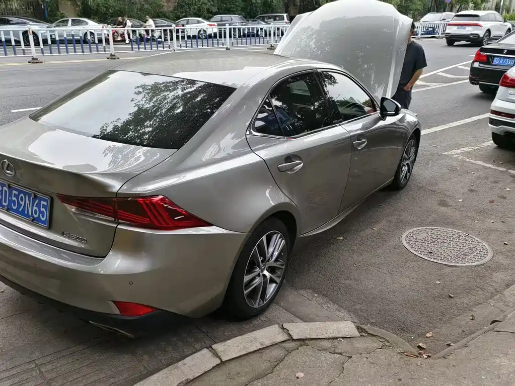 Lexus IS 2017 300 Lead