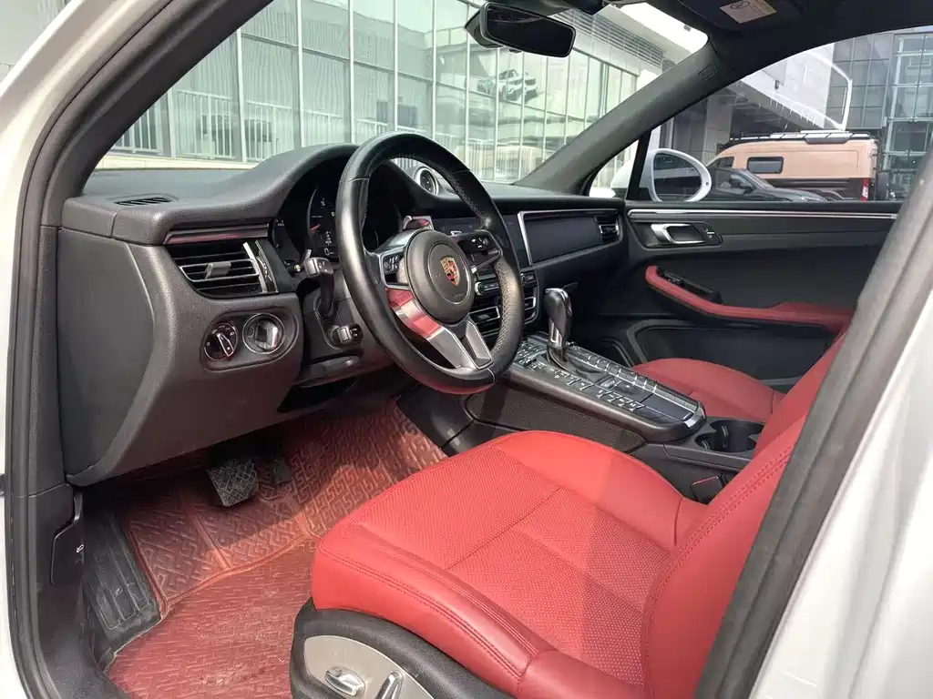 PORSCHE MACAN