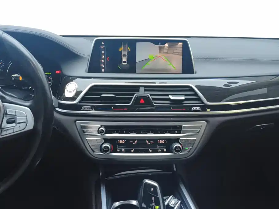 BMW 7 Series — миниатюра 13