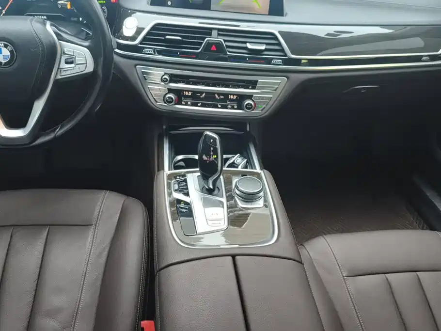 BMW 7 Series — миниатюра 16