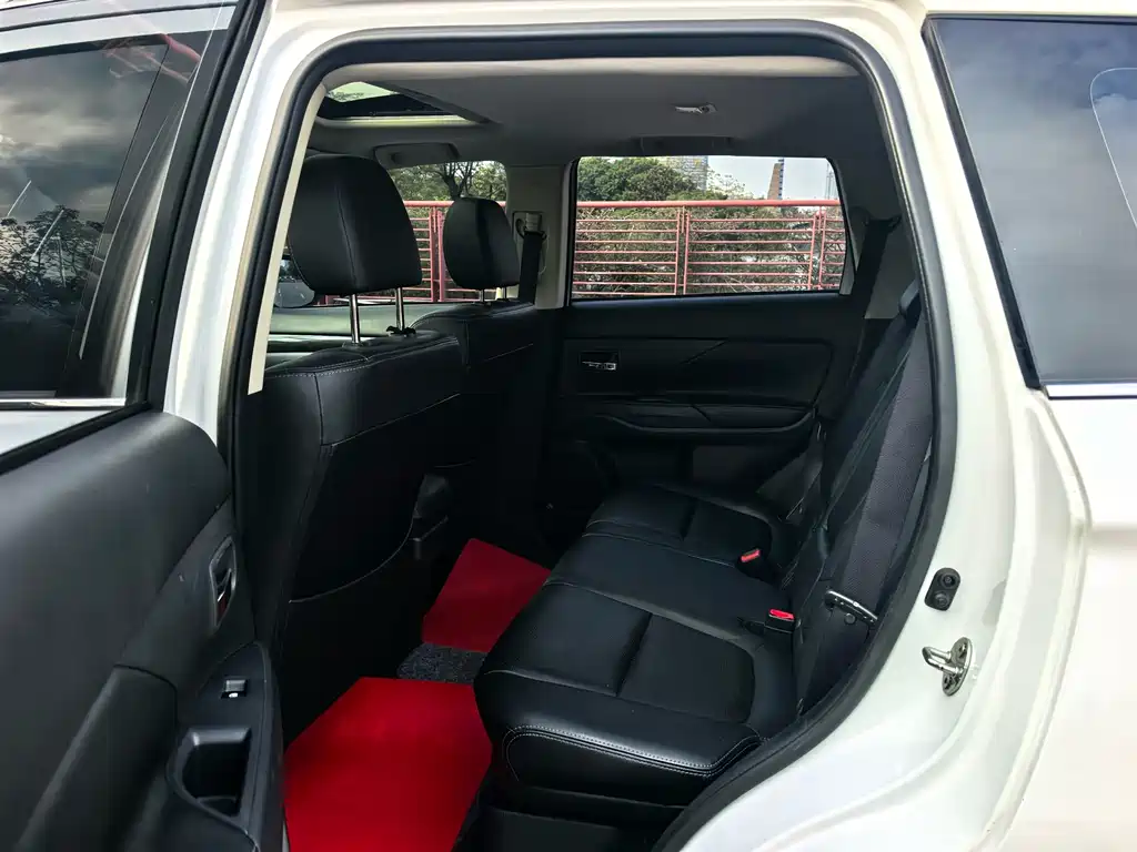 MITSUBISHI OUTLANDER