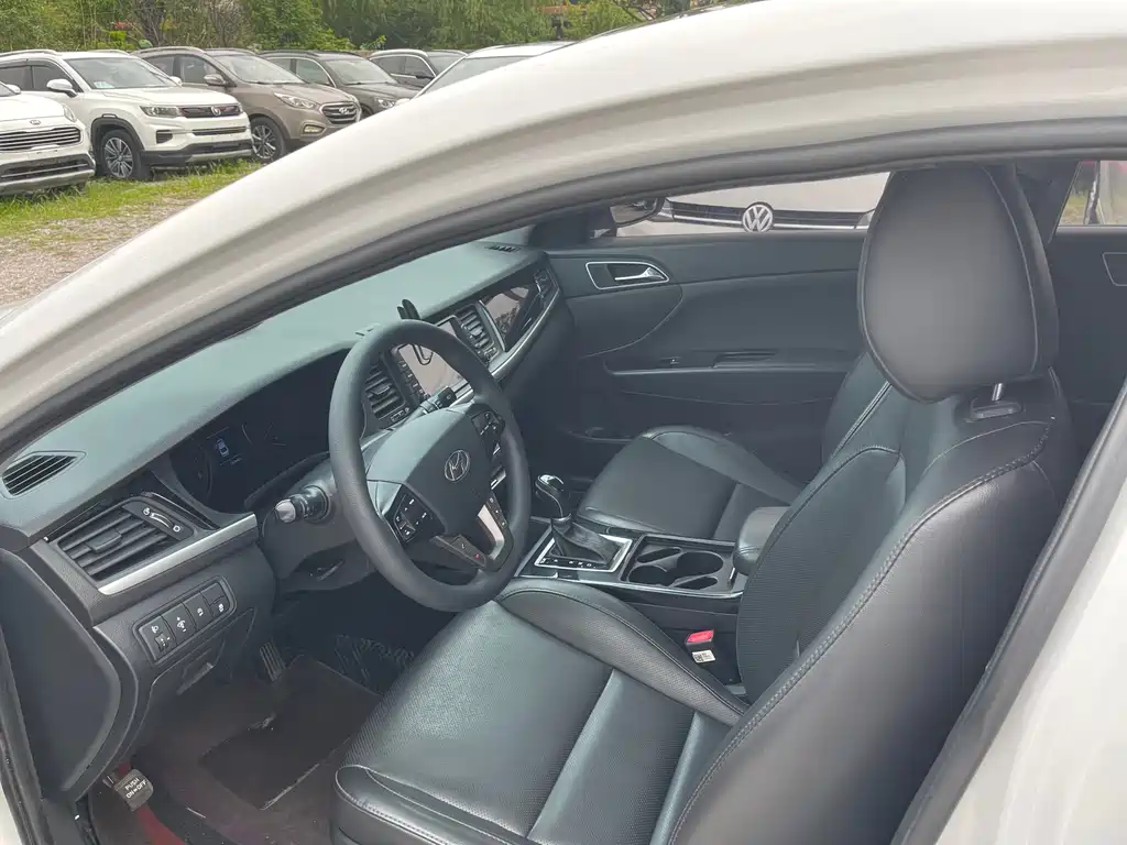Hyundai Mistra 2017 1.8L AT GLS V