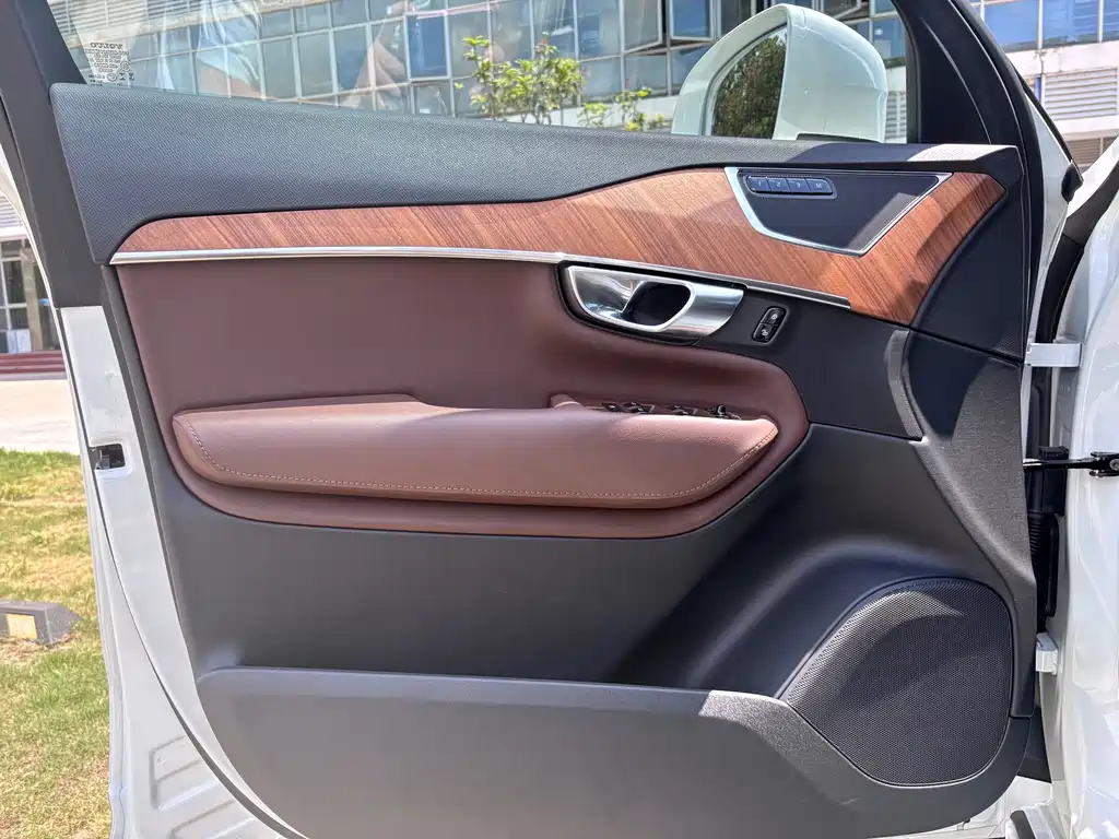 Volvo XC90 2023 B5 Luxury 5 мест