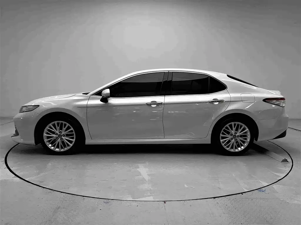 Toyota Camry — миниатюра 16