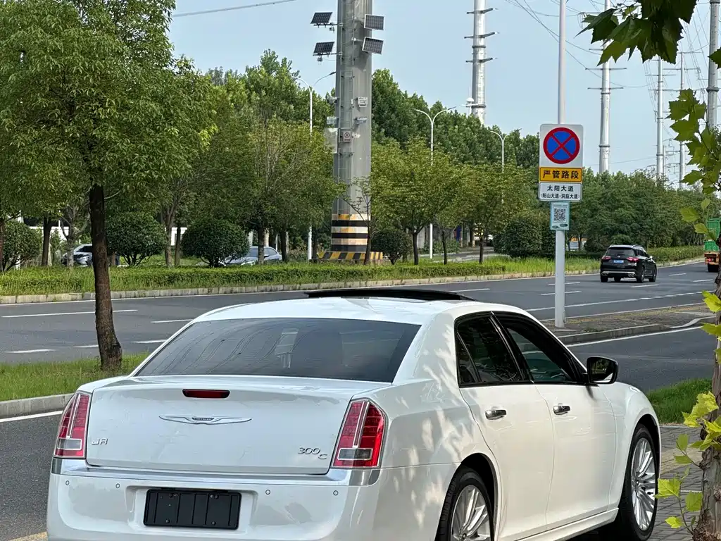 Chrysler 300C — миниатюра 5