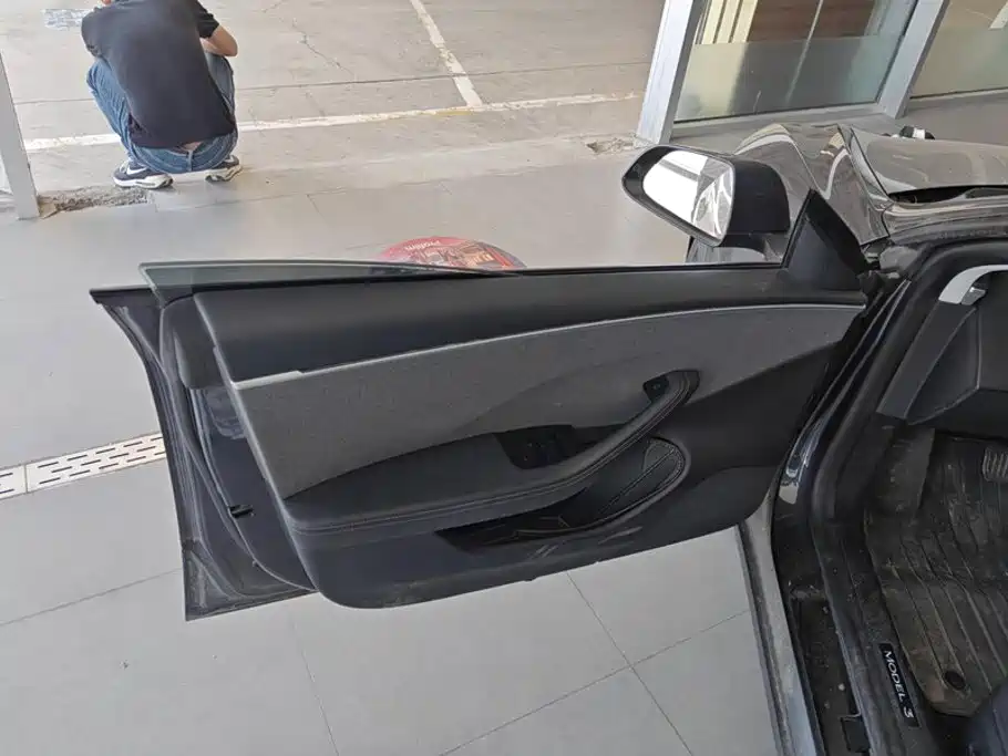Tesla Model 3 — миниатюра 7