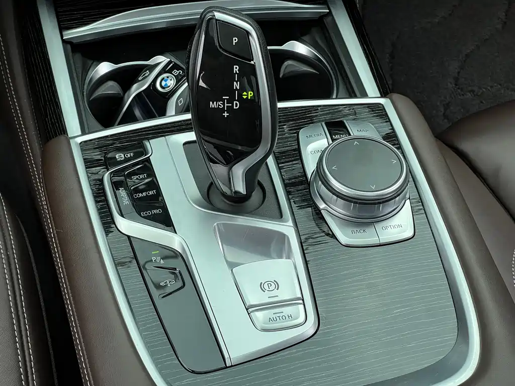 BMW 7 Series — миниатюра 22
