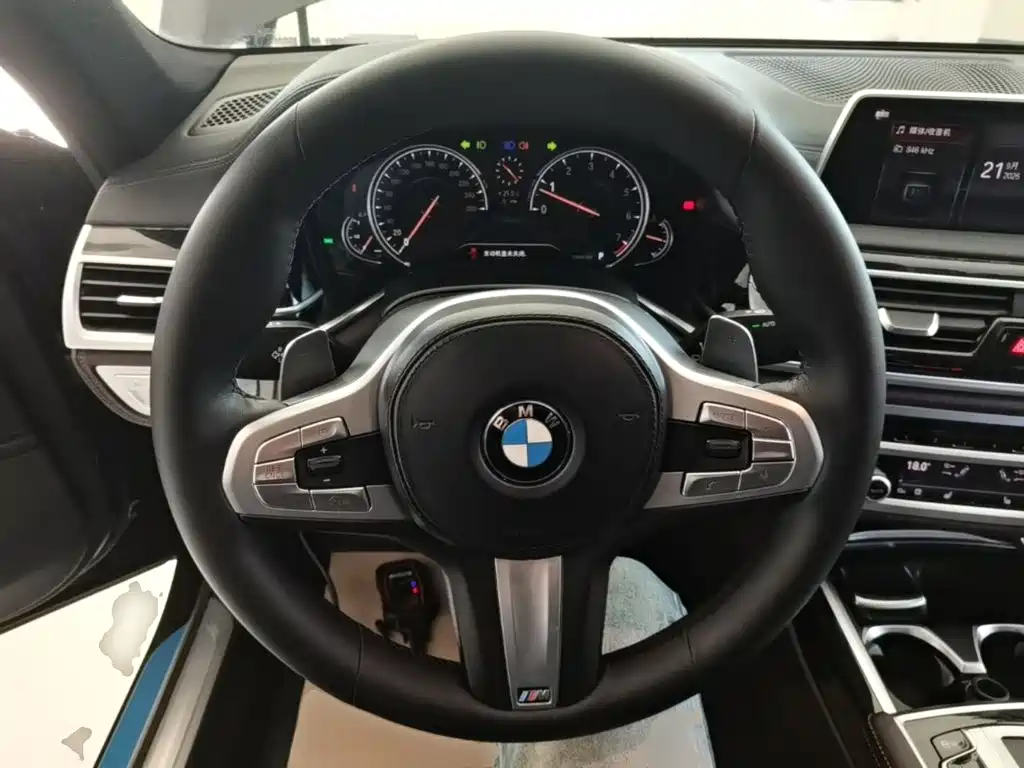 BMW 7 Series — миниатюра 11