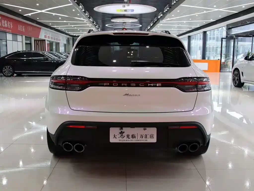 PORSCHE MACAN