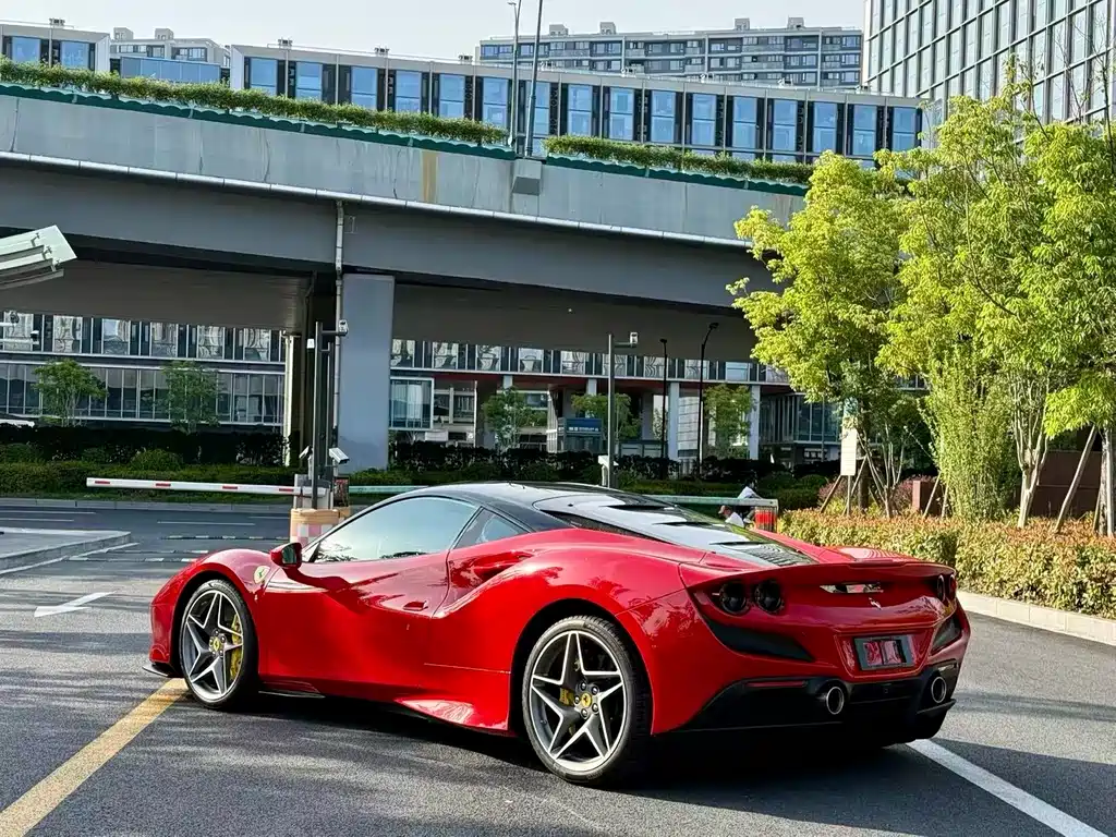 FERRARI F8