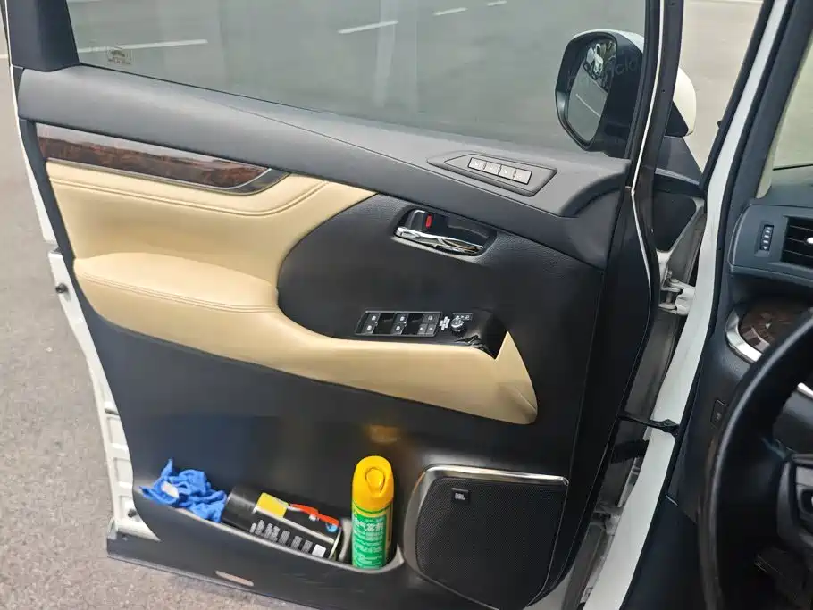 Toyota Alphard — миниатюра 7