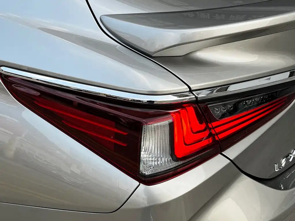 Lexus ES 2022 300h