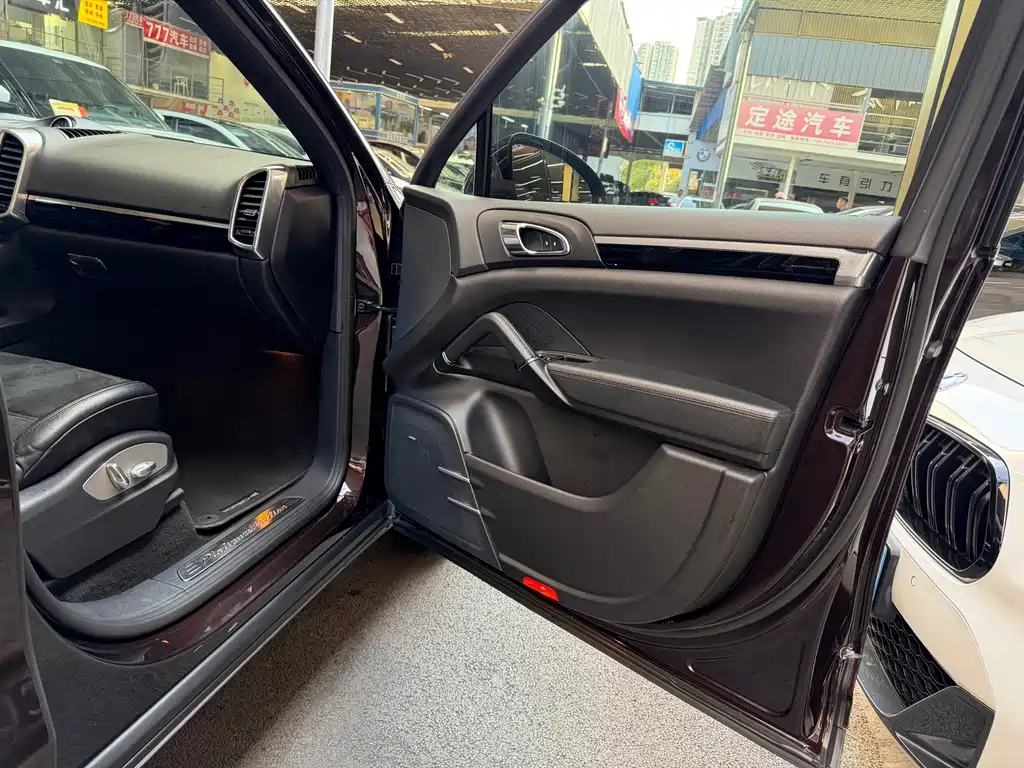 Porsche Cayenne — миниатюра 25