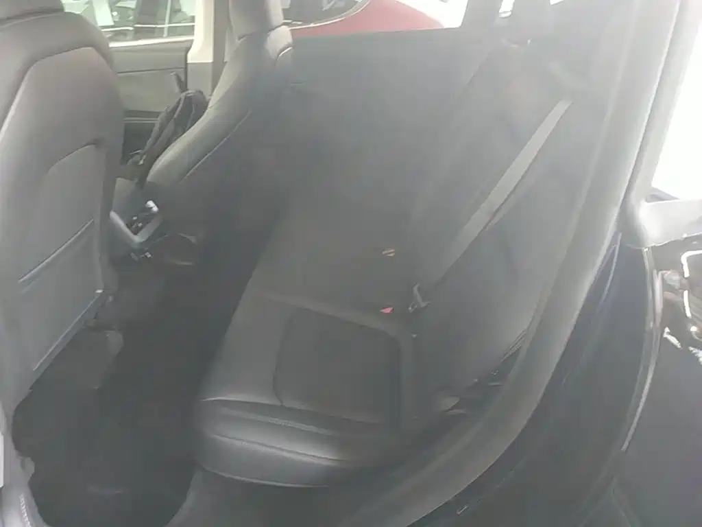 Tesla Model Y — миниатюра 17