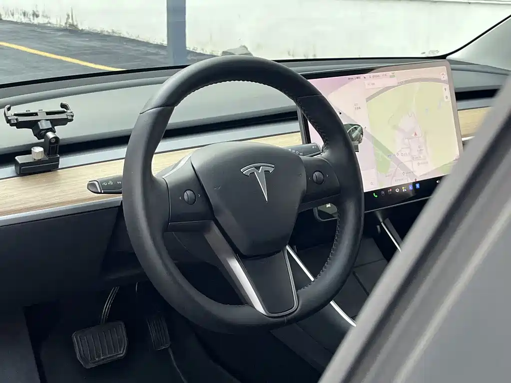 Tesla Model 3 — миниатюра 4