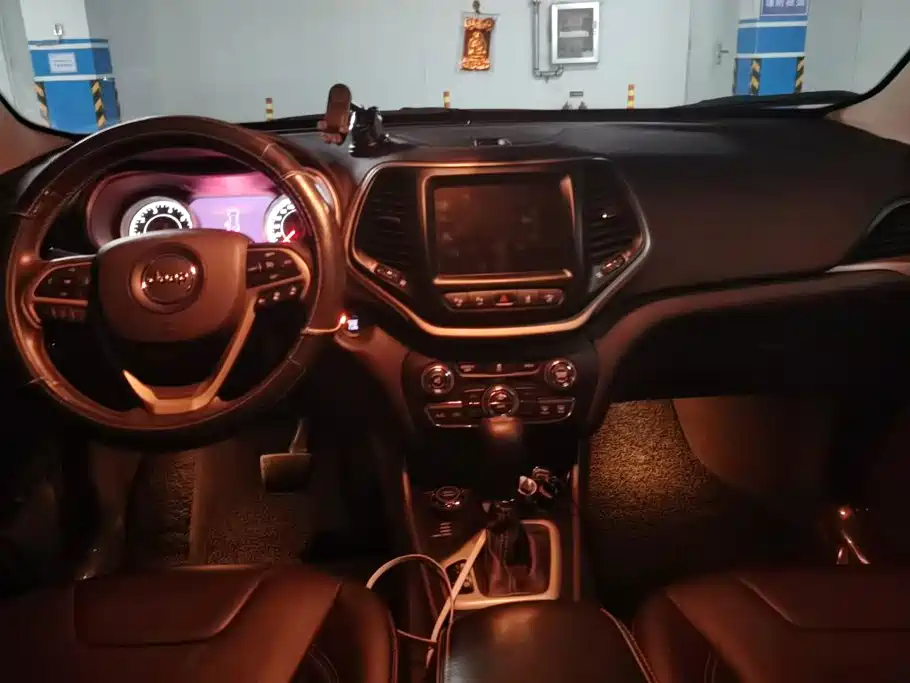 Jeep Cherokee (Import) — миниатюра 12