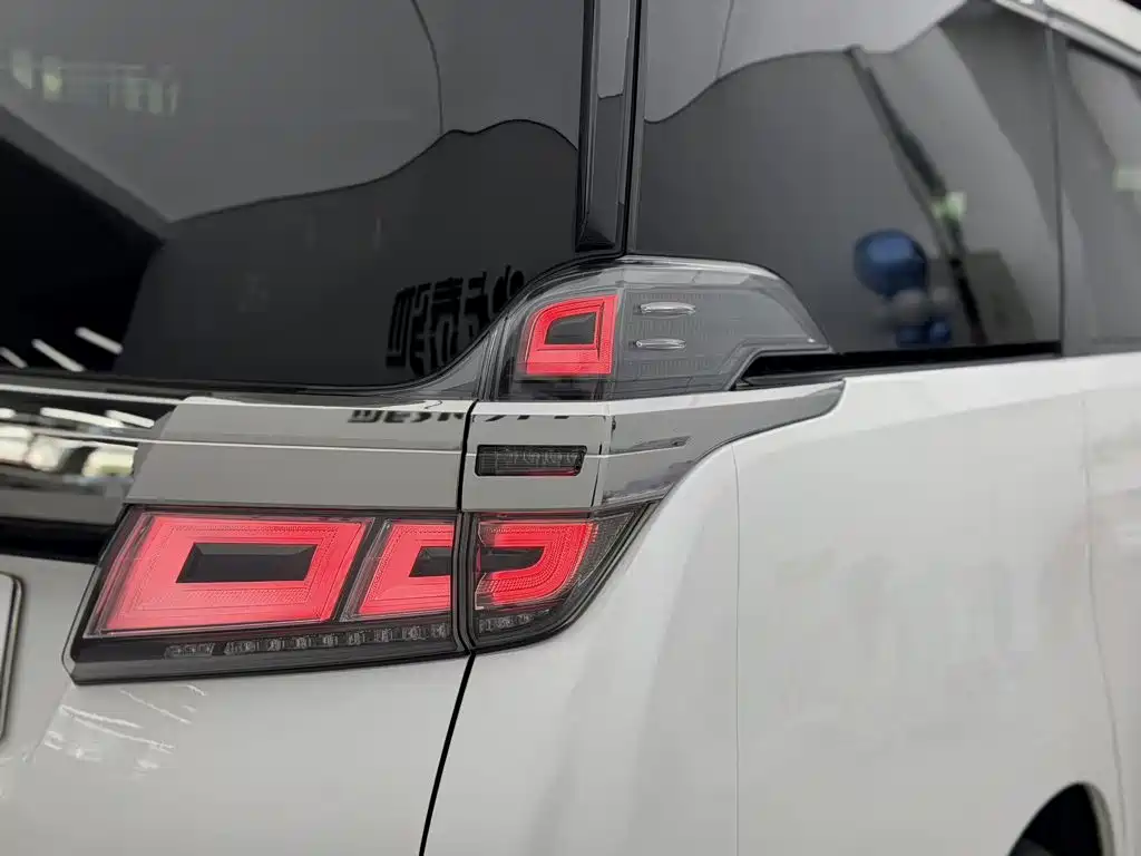 Toyota Vellfire — миниатюра 6