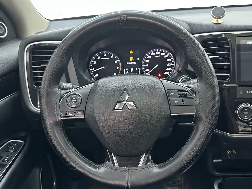 Mitsubishi Outlander — миниатюра 11