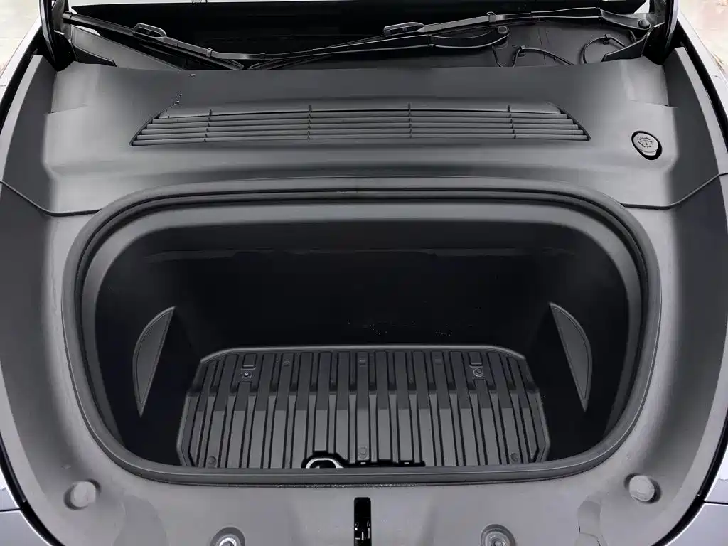Tesla Model Y — миниатюра 8