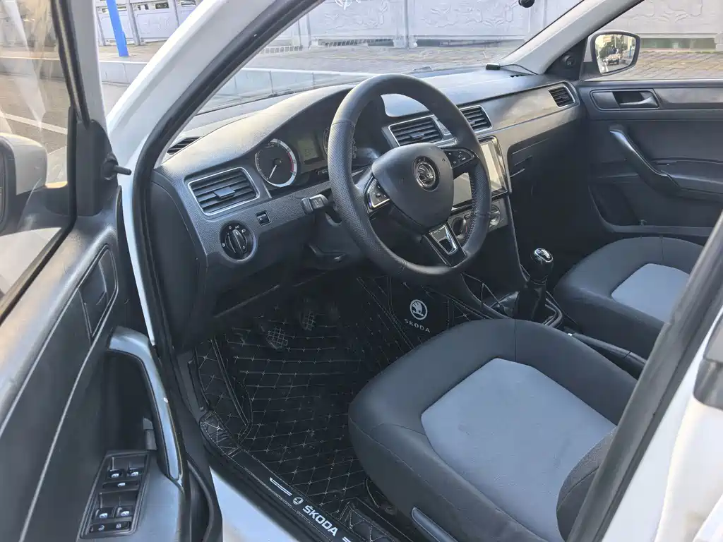 Skoda Rapid — миниатюра 12