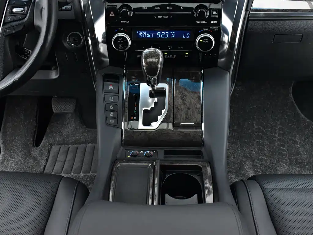Toyota Alphard — миниатюра 7