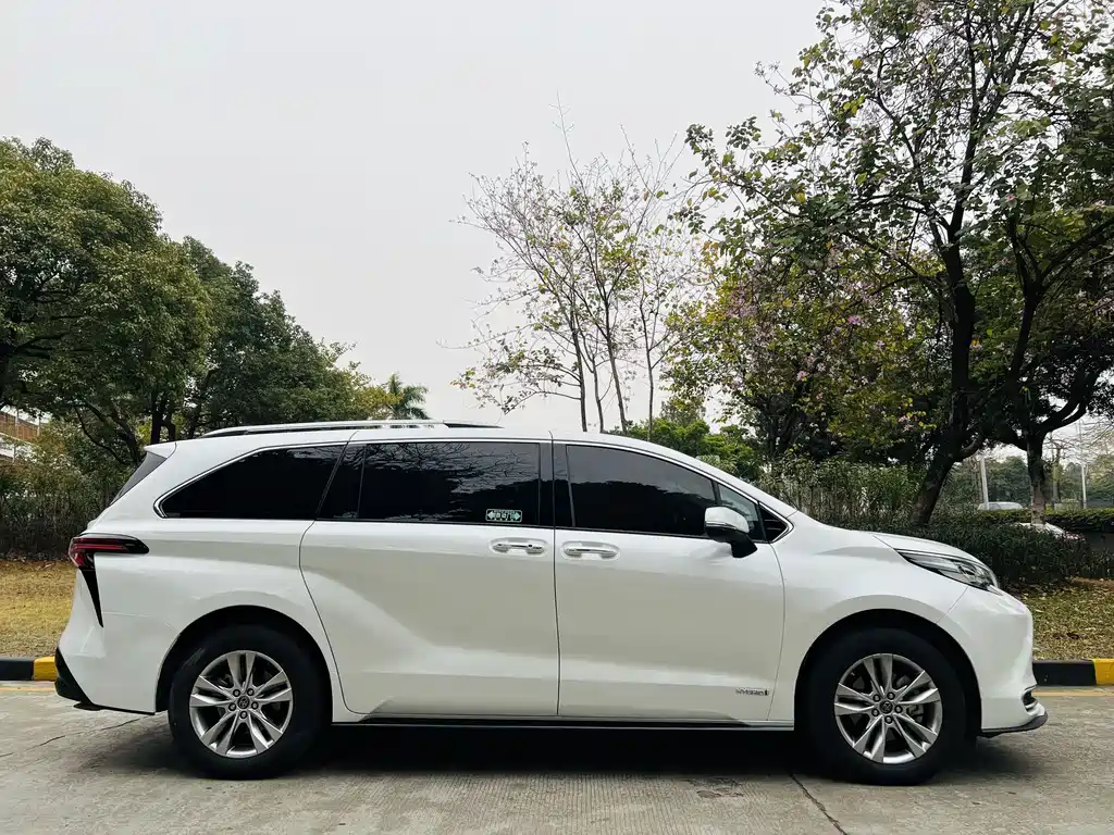 Toyota Sienna 2023 2.5L Luxury
