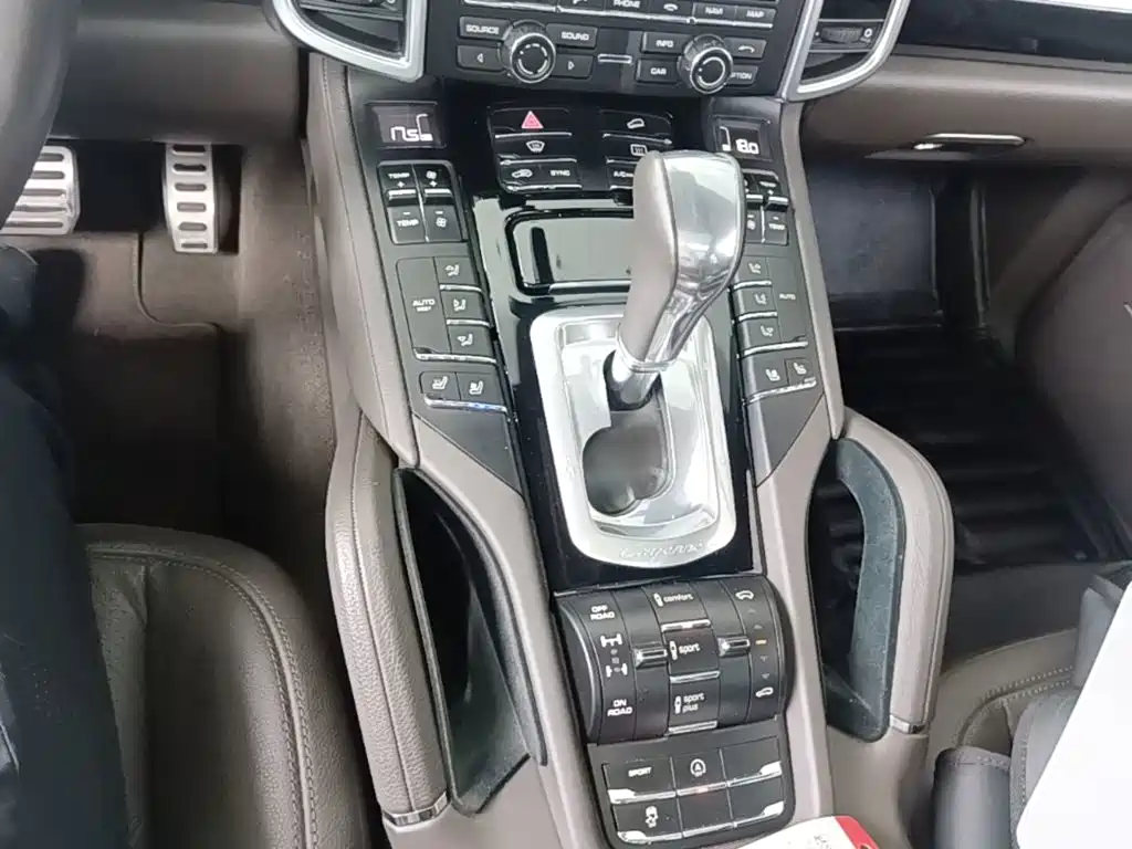 Porsche Cayenne — миниатюра 13
