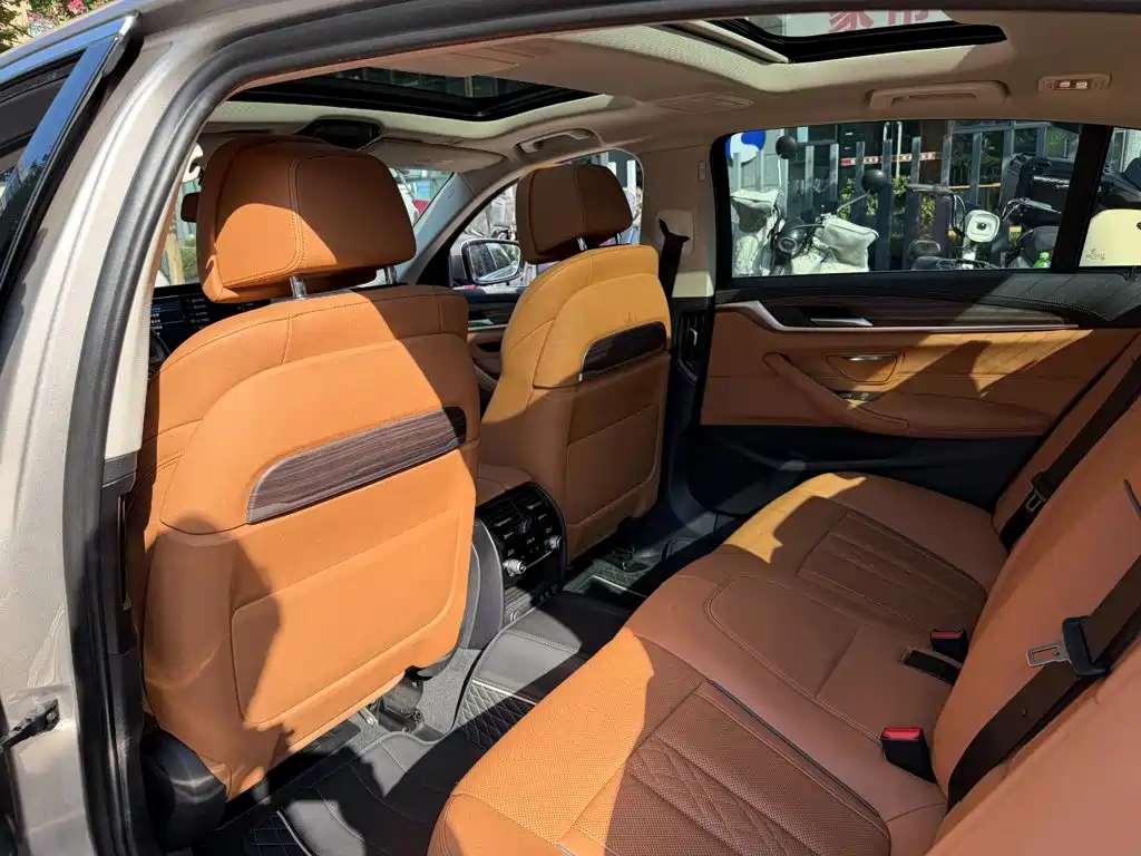 BMW 5 Series New Energy — миниатюра 11