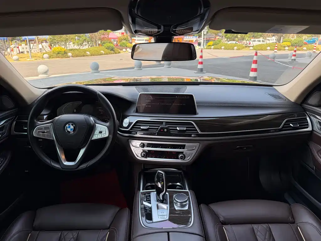 BMW 7 Series — миниатюра 14