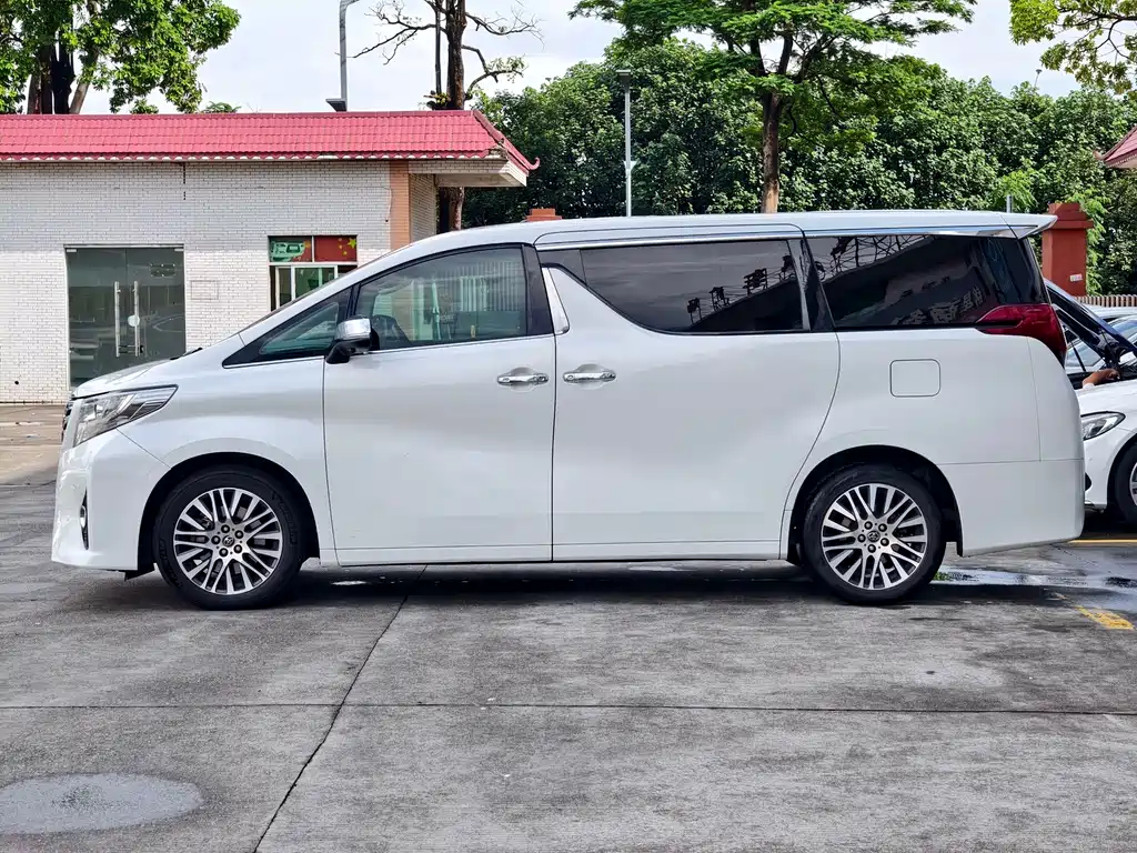 Toyota Alphard — миниатюра 10