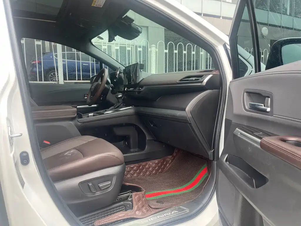 Toyota Sienna — миниатюра 14