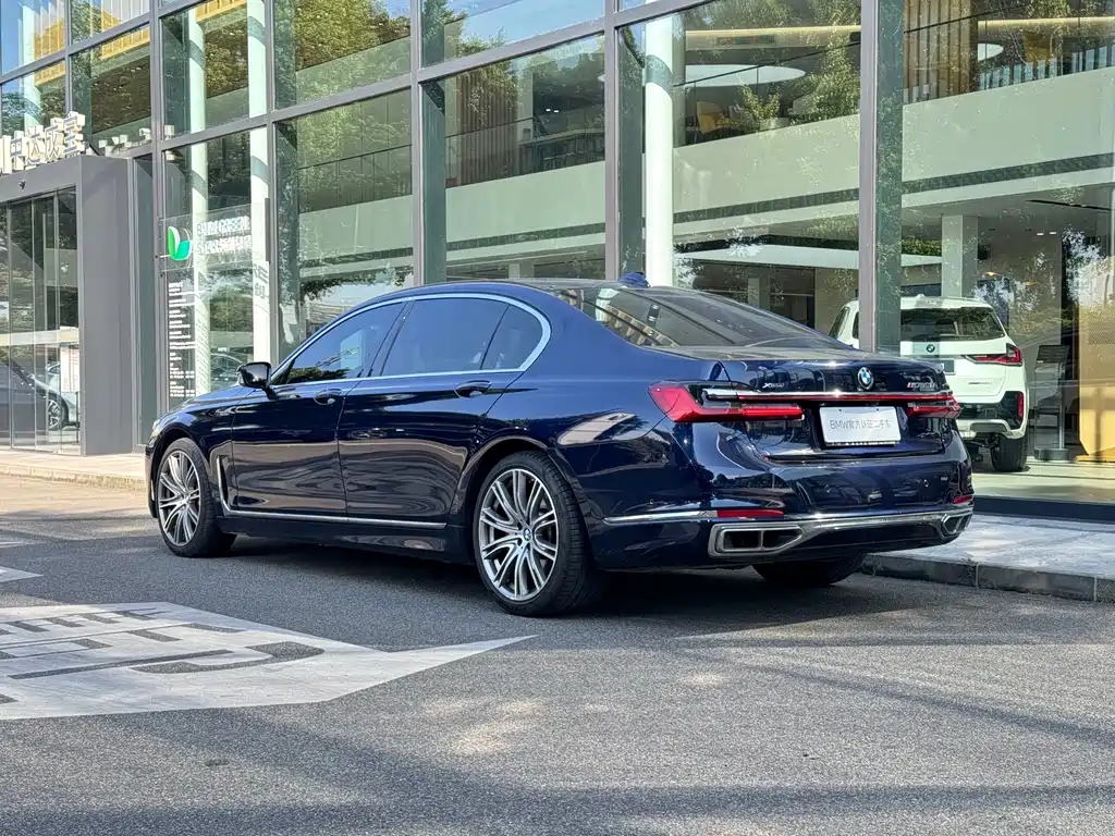 BMW 7 Series — миниатюра 5