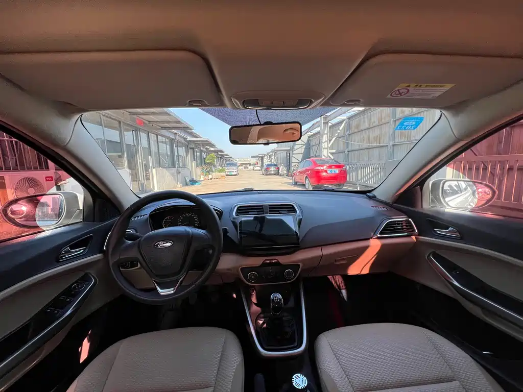 Ford Escort 2015 1.5L MT Comfort