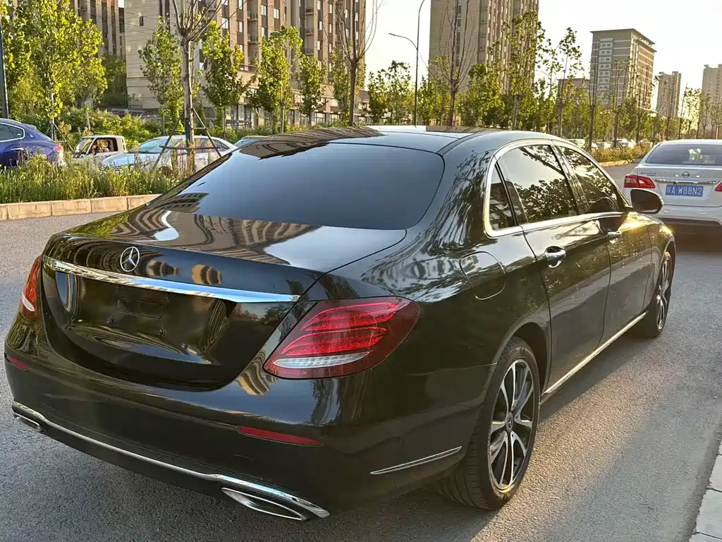Mercedes-Benz E-Class — миниатюра 7