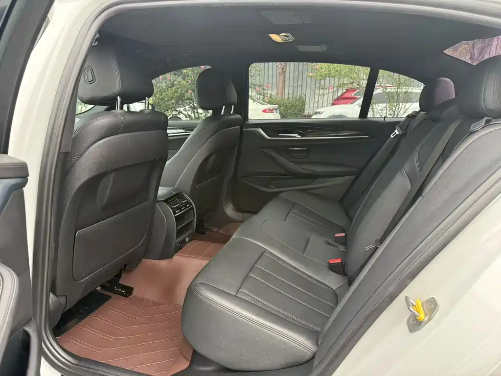 BMW 5 Series — миниатюра 6