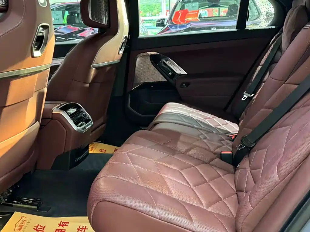 BMW 7 Series — миниатюра 8