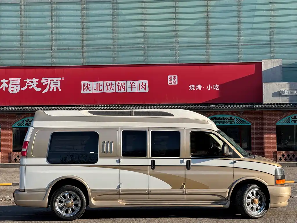 GMC Savana 2011 6.0L 10 мест