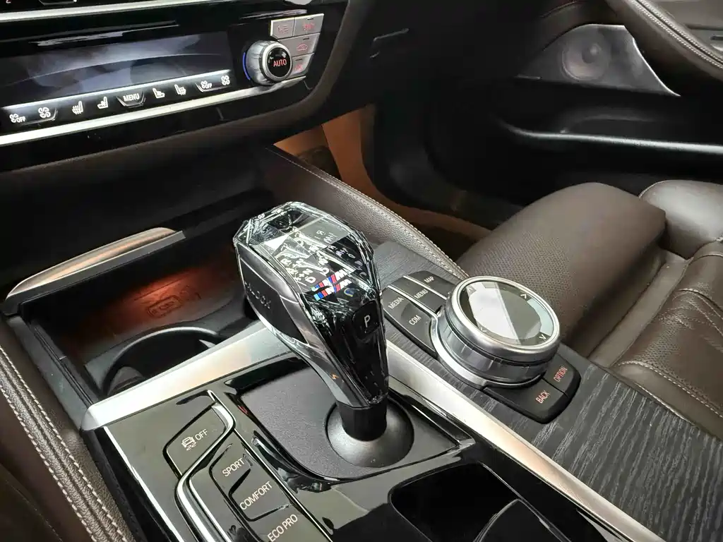 BMW 5 Series — миниатюра 10